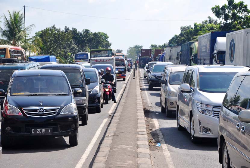  Kendaraan terjebak macet di Jalur Pantura Comal, Pemalang, Jateng, Jumat (18/7). (Antara/Oky Lukmansyah)