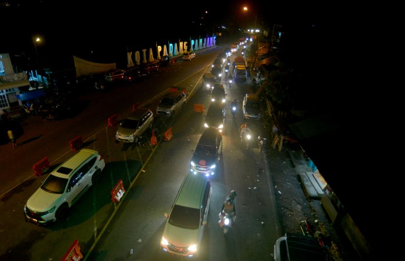Kendaraan terjebak macet di ruas jalan raya Padang - Bukittinggi, di Kota Padangpanjang, Sumatera Barat, Kamis (6/5/2022). Kemacetan panjang berlangsung hingga tengah malam sejak masa libur lebaran. Ilustrasi. Pemicu kemacetan di Padang antara lain adalah kendaraan parkir di tempat wisata 