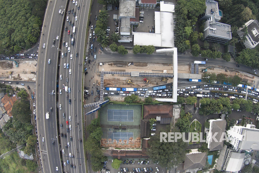Kendaraan terjebak macet ketika melintasi proyek pembangunan underpass Mampang, di Jalan Rasuna Said, Jakarta, Selasa (25/7).