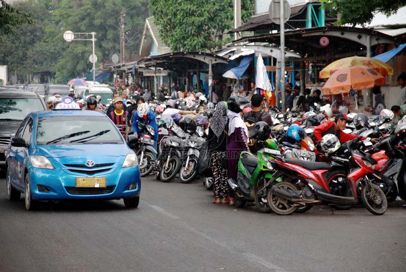 Kendaraan terparkir di area parkir liar di bahu jalan Stasiun Senen, Jakarta Pusat, Rabu (2/7).(Republika/ Yasin Habibi)