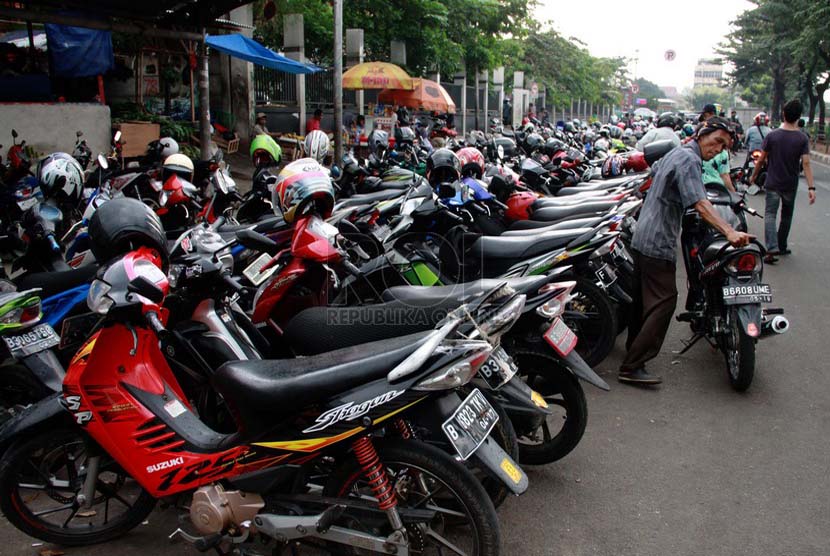 Kendaraan terparkir di area parkir liar di bahu jalan Stasiun Senen, Jakarta Pusat, Rabu (2/7).(Republika/ Yasin Habibi)