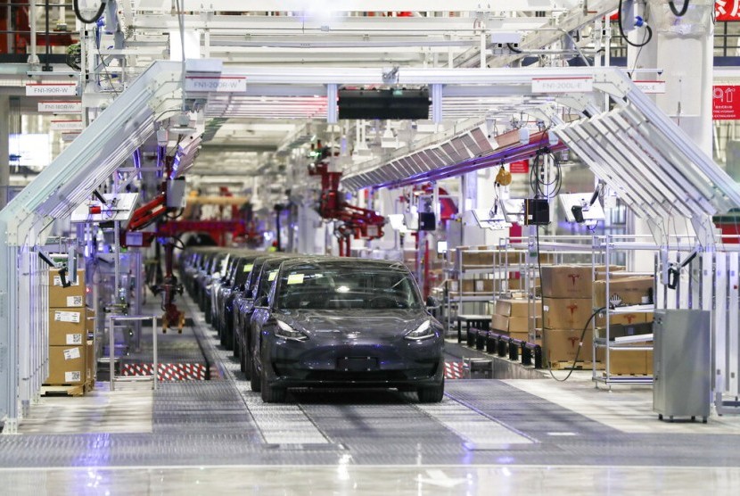 Kendaraan Tesla berjajar di perakitan dalam gigafactory Tesla di Shanghai, China, Selasa (7/1/2022). Pabrik giga Shanghai berkontribusi 54,1 persen untuk penjualan kendaraan Tesla sepanjang 2022. 