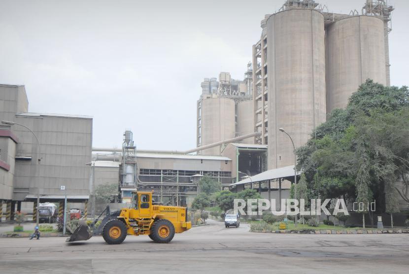  Kendaraan traktor melintasi instalasi pabrik semen milik PT Semen Indonesia (Persero) Tbk di Sumber Arum, Kerek, Tuban, Jawa Timur.