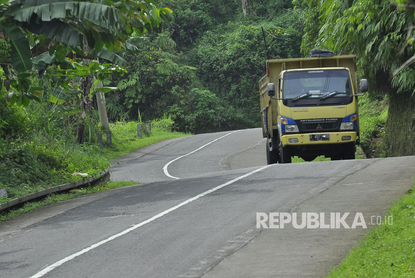  Kendaraan truk melintas di Jalur Alternatif Cijapati, Jalan Raya Cijapati, Kabupaten Bandung. Pemkab Bandung siap mengamankan jalur-jalur alternatif mudik ke Garut.