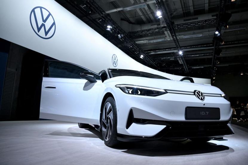 Kendaraan Volkswagen ID.7 ditampilkan dalam Rapat Umum Tahunan ke-63 Volkswagen AG di Berlin, Jerman 10 Mei 2023. 