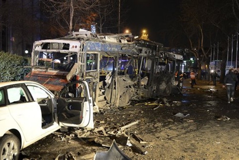 Kendaraan yang hancur akibat bom di Ankara, Turki, Ahad, 13 Maret 2016. Ledakan diyakini berasal dari bom mobil dekat halte bus.