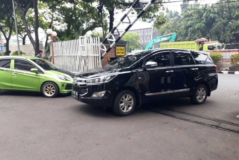 Kendaraan yang membawa Gubernur dan Wakil Gubernur DKI Jakarta Anies Baswedan dan Sandiaga Uno saat menyambangi kantor Kejaksaan Tinggi DKI di Jalan Rasuna Said, Jakarta Selatan, Kamis (19/10)