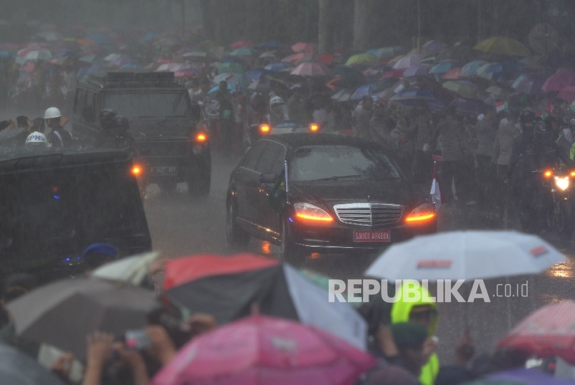  Kendaraan yang membawa Raja Salman tiba di Istana Bogor, Jawa Barat, Rabu (1/3).