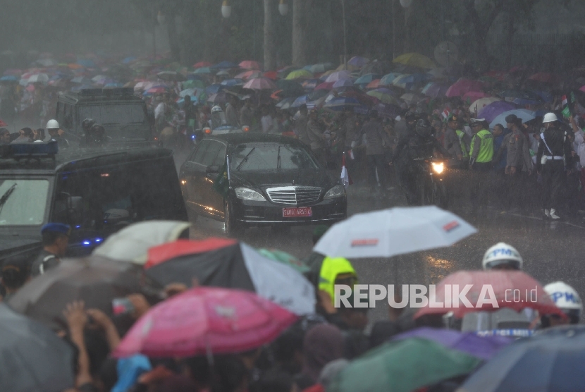 Kendaraan yang membawa Raja Salman tiba di Istana Bogor, Jawa Barat, Rabu (1/3).