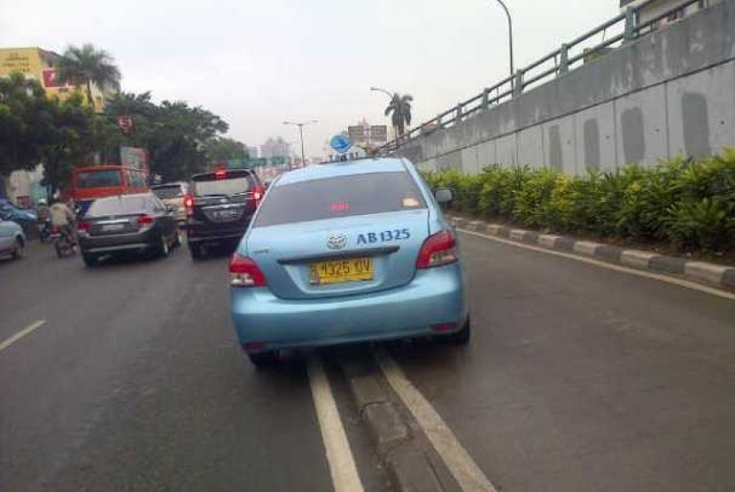 Kendaraan yang menerobos jalur busway