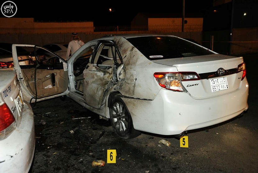 Kendaraan yang rusak akibat ledakan dekat Konsulat AS di Jeddah, Senin (4/7). 