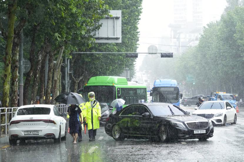 Kendaraan yang terendam oleh hujan deras menutup jalan di Seoul, Korea Selatan. Ribuan warga Korea Selatan telah dievakuasi saat Topan Hinnamnor mendarat di wilayah selatan negara itu.