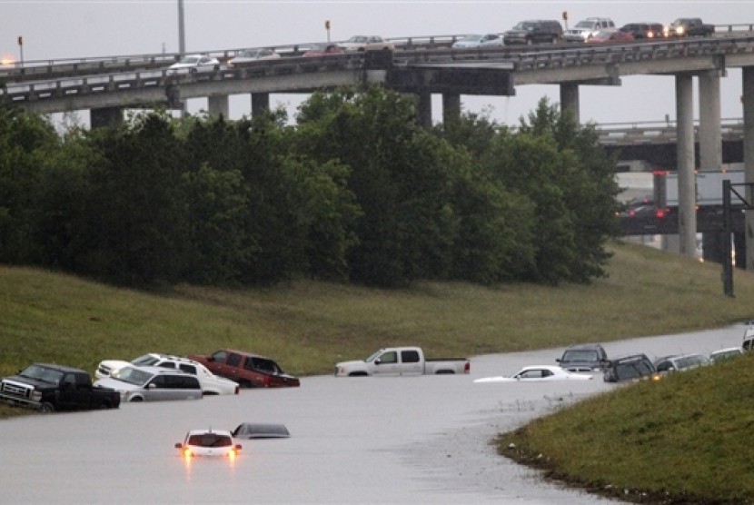 Kendaraan yang terjebak akibat banjir di Texas, Kamis (28/5).