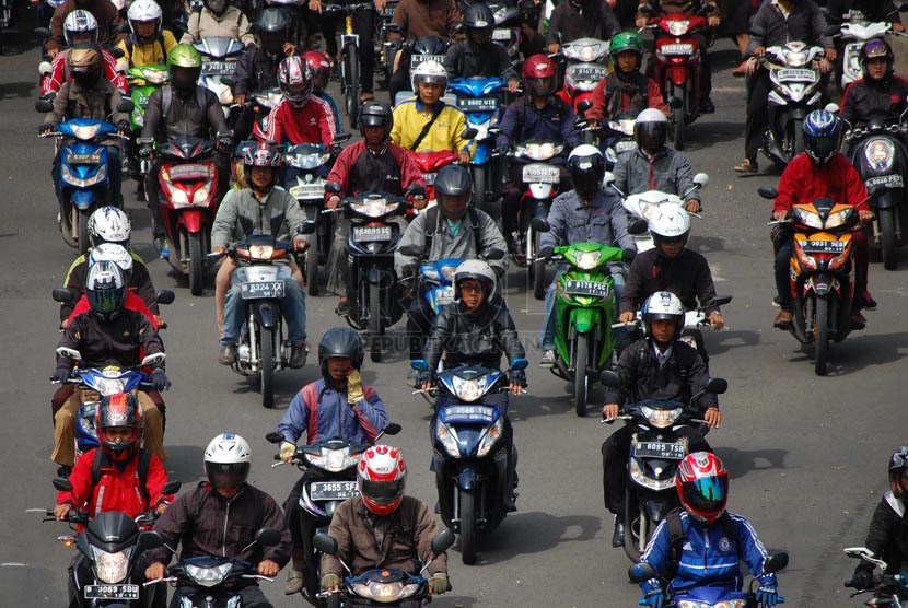 Kendaran bermotor melintasi Jalan Rasuna Said, Jakarta Selatan, Senin (7/4).