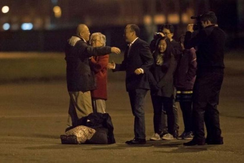 Kenneth Bae (left) reunites with his family at US Air Force Joint Base Lewis-McChord in Fort Lewis, Washington November 8, 2014.