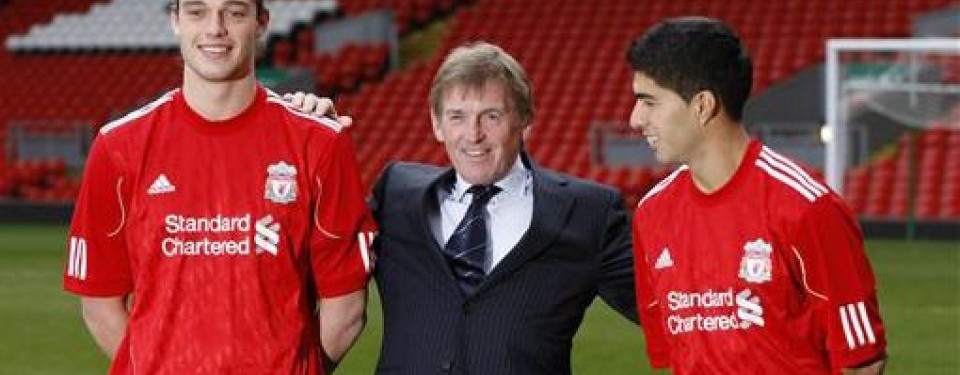 Kenny Dalglish saat memperkenalkan Andy Carroll (kiri) dan Luis Suarez.
