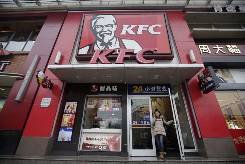 Gerai Kentucky Fried Chicken (KFC). Slogan KFC diubah sementara lantaran dinilai tak sesuai dengan situasi pandemi saat ini.