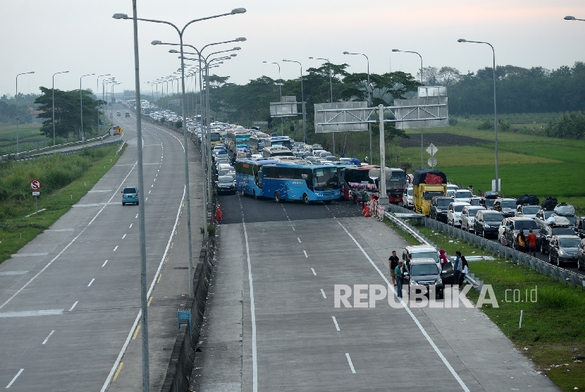 Kepadatan arus kendaraan saat keluar dari kendaraan saat macet total di Tol Kanci-Pejagan, Jawa Tengah, Ahad (3/7).