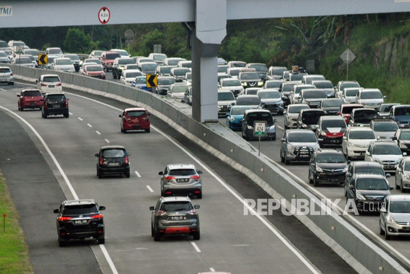 Petugas PT Jasa Marga bersama pihak kepolisian memberlakukan sistem contraflow menyusul padatnya arus lalu lintas di jalan Tol Jakarta-Cikampek jelang Natal dan Tahun Baru (Ilustrasi arus lalu lintas)