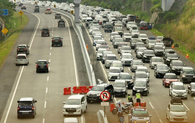 Kepadatan arus lalu lintas di ruas Tol Semarang- Solo pada saat arus mudik. Potensi kemacetan saat mudik di rest area Tol Semarang-Solo sudah diantisipasi.