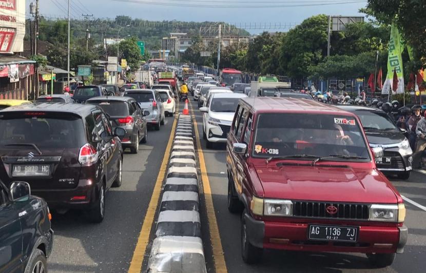 kepadatan arus lalu lintas di simpang Bawen, Kabupaten Semarang, jawa Tengah. Polisi meminta para pemudik yang hendak kembali ke Jakarta untuk memperhatikan kendaraannya sebelum melakukan perjalanan ke ibukota. Pemudik diharuskan memastikan kendaraannya dalam keadaan yang normal dan aman untuk melakukan perjalanan.