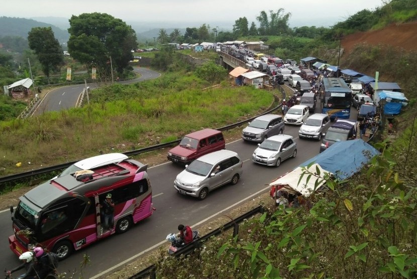 Kepadatan di lingkar Gentong, Kabupaten Tasikmalaya pada arus balik, Kamis (29/6). 