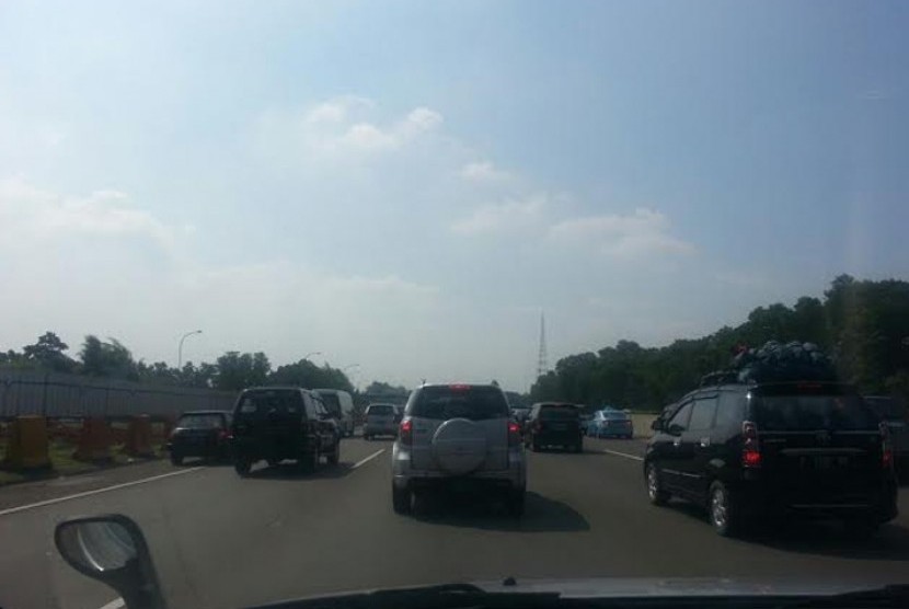 Kepadatan di jalur Tol kawasan Cisalak. 