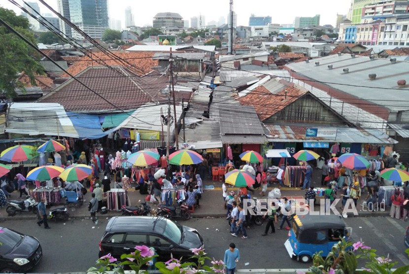 Kepadatan Jalan Jati Baru kawasan Tanah Abang pada sore hari. Ahad (12/11).