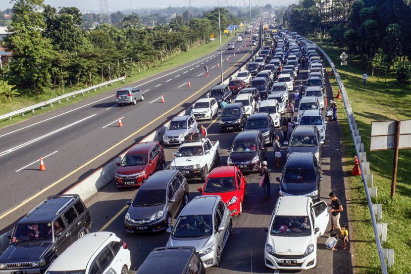 Kepadatan kendaraan menuju Jalan Raya Puncak, Gadog, Kabupaten Bogor, Jawa Barat, (ilustrasi).