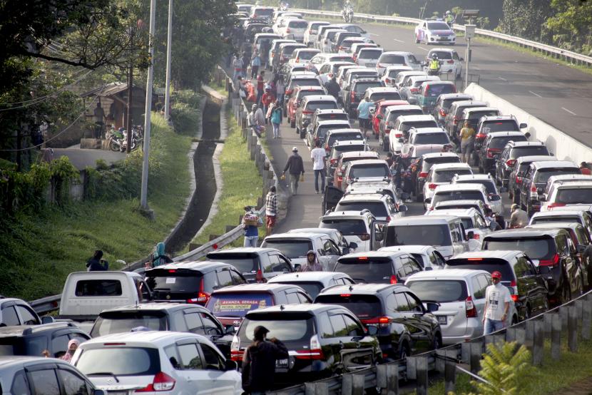 Kepadatan kendaraan menuju jalur wisata Puncak, Gadog, Kabupaten Bogor, Jawa Barat. (ilustrasi).