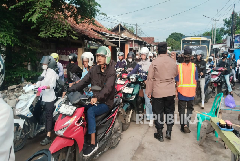 Kepadatan kendaraan sebagai imbas dari perbaikan di wilayah Kabupaten Cirebon timur di ruas Jalan Pabuaran–Cikulak–Cibogo–Cisaat. 