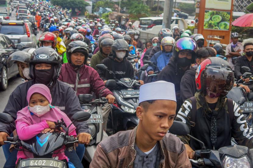 Kepadatan kendaraan wisatawan pada H+2 Lebaran di Jalan Raya Puncak, Cisarua, Kabupaten Bogor, Jawa Barat, Kamis (5/5/2022). 