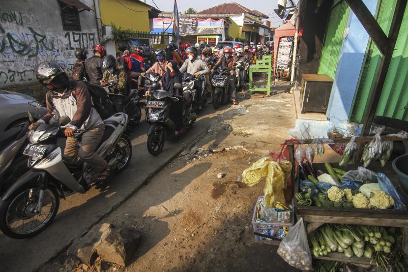 Kepadatan kendaraan yang terjadi di jalur alternatif perbatasan Depok dan Jakarta di Jalan Setu Pedongkelan, Depok, Jawa Barat, Senin (5/7/2021). Kepadatan tersebut karena pengendara memilih melintasi jalur alternatif atau jalur tikus imbas dari penyekatan PPKM Darurat di Jalan Raya Bogor.