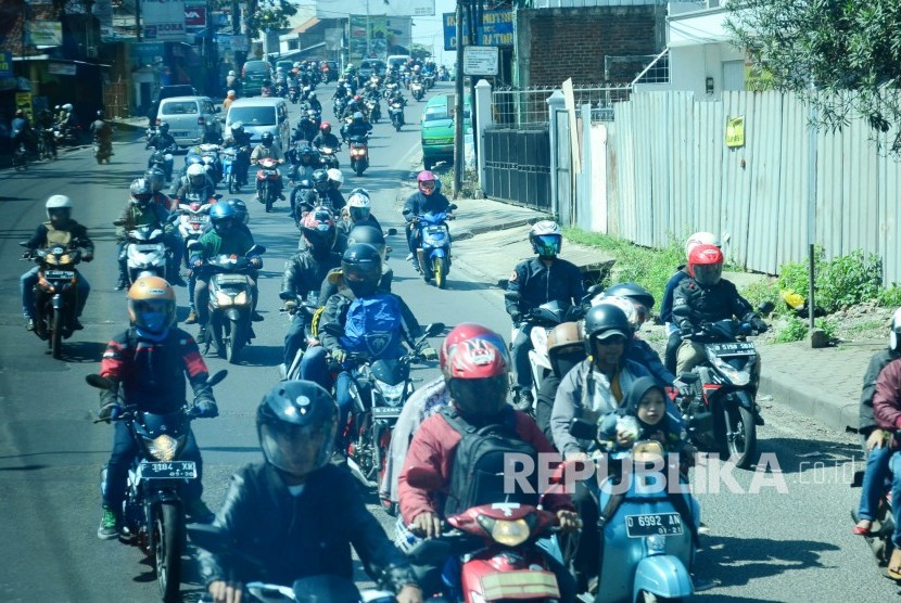 Kepadatan lalulintas arus balik memasuki wilayah Bandung, di Cibiru, Kota Bandung, Ahad (2/7). Tingginya arus balik berkaitan dengan berakhirnya libur panjang dan jadwal mulainya masuk kerja.