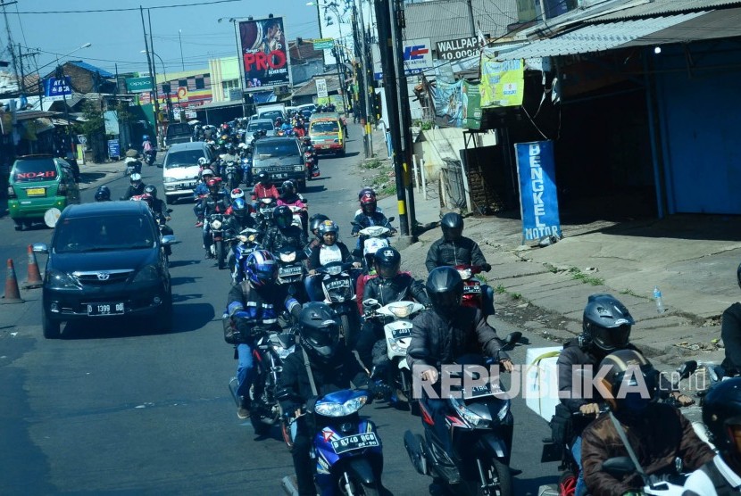 Kepadatan lalulintas arus balik memasuki wilayah Bandung, di Cibiru, Kota Bandung, Ahad (2/7). Tingginya arus balik berkaitan dengan berakhirnya libur panjang dan jadwal mulainya masuk kerja.