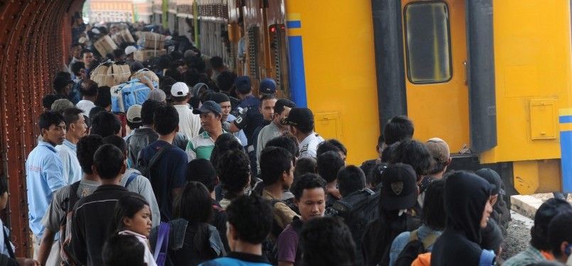 Kepadatan pemudik mulai terlihat di Stasiun Jakarta Kota, Jakarta Barat, Senin (22/8). Mulai 23 Agustus hingga 3 September 2011, kereta api kelas ekonomi angkutan Lebaran dari Jakarta hanya menaikkan penumpang melalui empat stasiun pemberangkatan, antara l