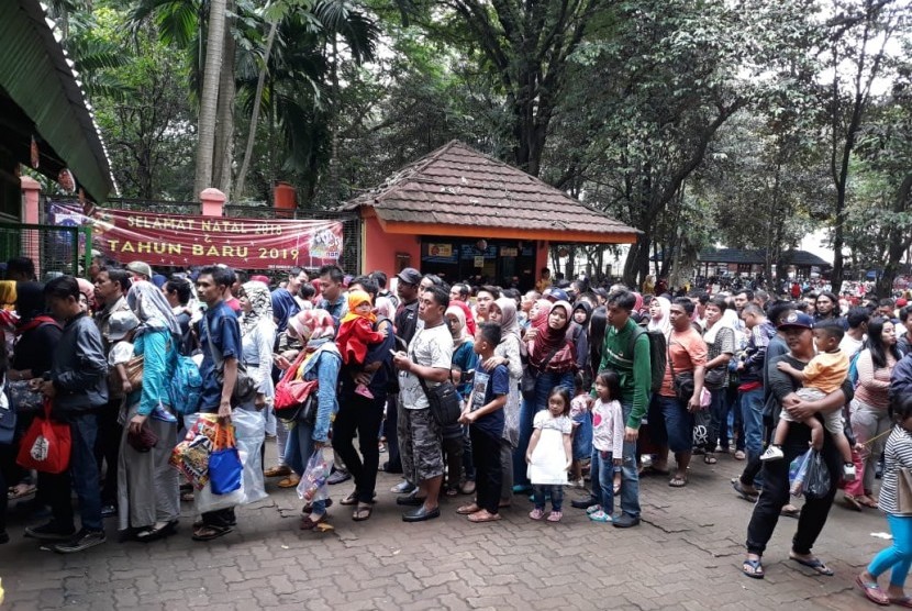 Kepadatan pengunjung saat antre di loket Taman Margasatwa Ragunan, Jakarta Selatan, Selasa (25/12).