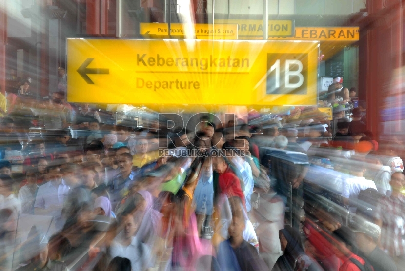 Kepadatan penumpang di Bandara Soekarno-Hatta, Tangerang, Banten.