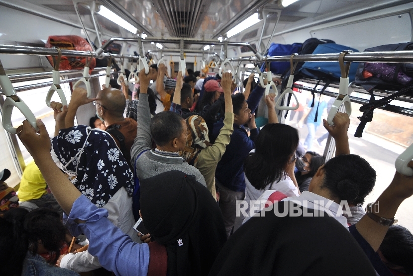  Kepadatan penumpang di kereta KRL Commuter Line. ilustrasi
