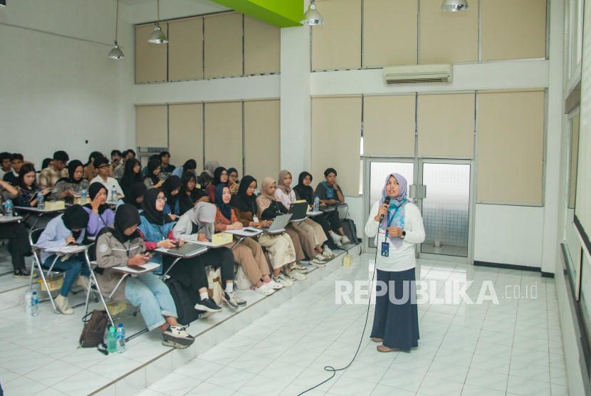 Kepala Antara Biro Daerah Istimewa Yogyakarta (DIY) Nur Istibsaroh menjadi pemateri pada Pelatihan Jurnalistik bertema Teknik Dasar Penulisan Berita Standar Kantor Berita yang berlangsung di Kampus Universitas Gadjah Mada (UGM), Yogyakarta, Jumat (14/11/2025). 