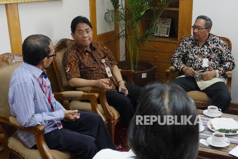 Kepala Arsip Nasional Republik Indonesia (ANRI) Mustari Irawan (kedua kiri) memberikan penjelasannya saat beraudiensi dengan Republika di Jakarta, Jumat (30/9)