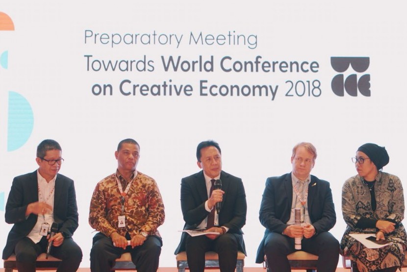 Kepala Badan Ekonomi Kreatif (BEKRAF) Triawan Munaf (tengah) saat berbicara pada Pertemuan Persiapan Konferensi Dunia tentang Ekonomi Kreatif (WCCE) yang berlangsung selama 3 hari sejak 5-7 Desember 2017 di Bandung, Jawa Barat.