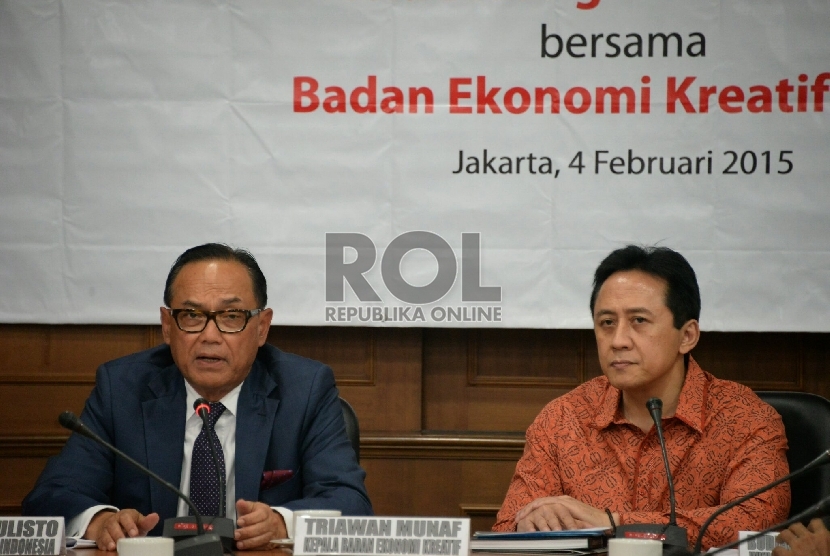Kepala Badan Ekonomi Kreatif Triawan Munaf (kiri) dan Wakil Ketua Umum Kamar Dagang dan Industri (Kadin) Bidang Ekonomi Kreatif Budyarto Linggowiyono saat memberikan keterangan di Jakarta, Rabu (4/2).  (Prayogi/Republika)