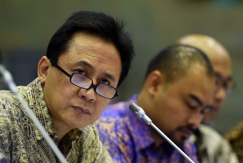 Kepala Badan Ekonomi Kreatif Triawan Munaf (kiri) menyimak pertanyaan anggota Komisi X dalam Rapat Dengar Pendapat di Komplek Parlemen Senayan, Jakarta, Rabu (27/1).
