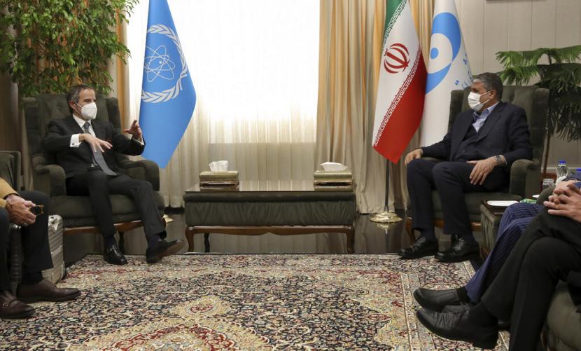 Kepala Badan Energi Atom Internasional (IAEA), Rafael Grossi, melakukan pembicaraan dengan Kepala Organisasi Energi Atom Iran, Mohammad Eslami, di Tehran, Sabtu (5/3/2022).