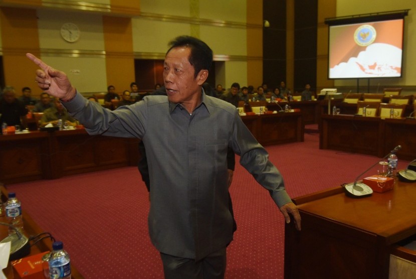 Kepala Badan Intelejen Nasional (BIN) Sutiyoso bersiap mengikuti rapat kerja dengan Komisi I DPR di Kompleks Parlemen, Senayan, Jakarta, Kamis (10/9). 