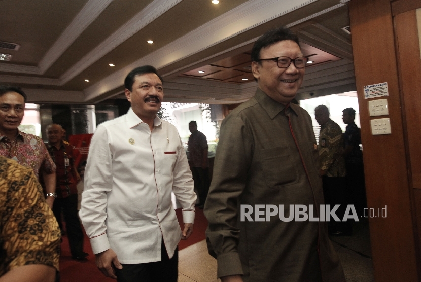 Menteri Dalam Negeri Tjahjo Kumolo (kanan)