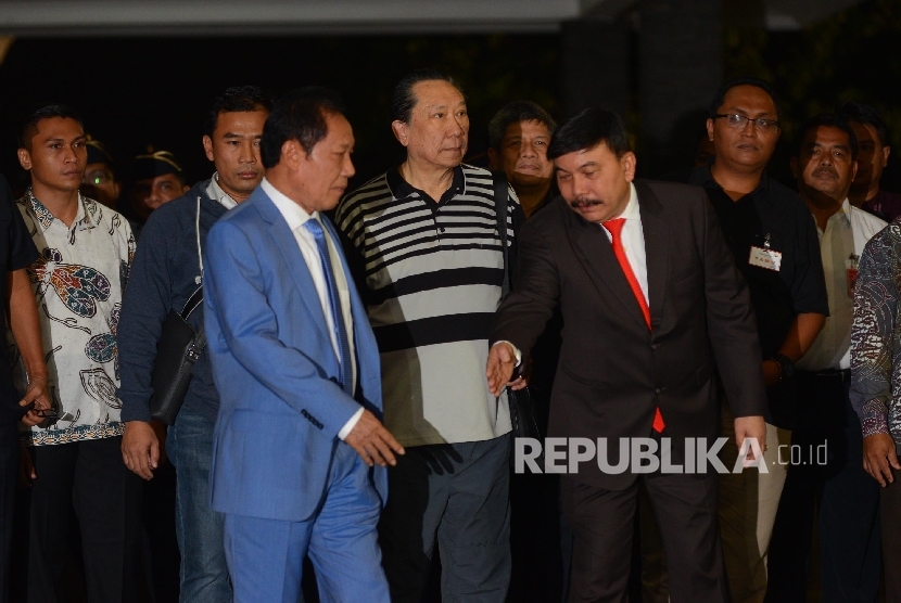  Kepala Badan Intelejen Negara Sutiyoso (ketiga kiri), buronan kasus Bantuan Likuiditas Bank Indonesia (BLBI) Samadikun Hartono (tengah) tiba di Bandara Halim Perdana Kusuma, Jakarta, Kamis (21/4) malam. (Republika/Raisan Al Farisi) 