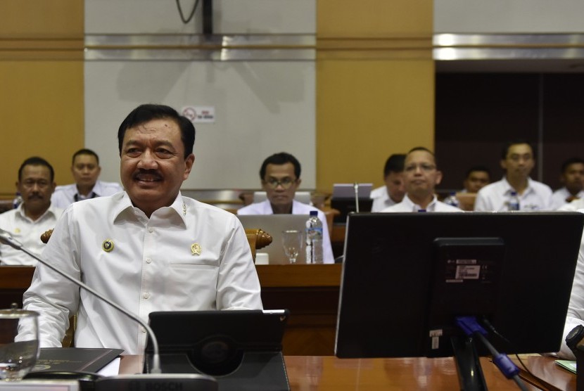 Kepala Badan Intelijen Negara (BIN) Jenderal Pol Budi Gunawan bersiap mengikuti rapat dengan Komisi I DPR di Kompleks Parlemen, Senayan, Jakarta, Rabu (19/10). 