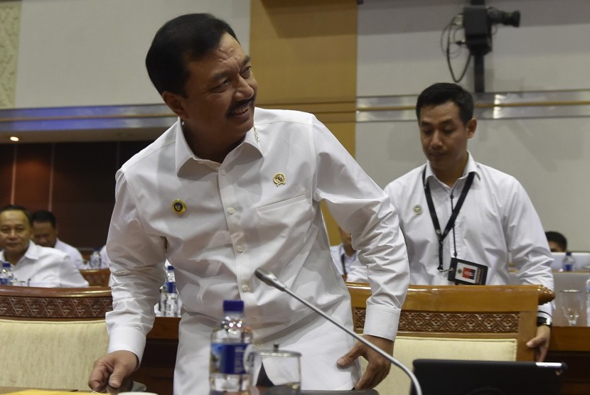Kepala Badan Intelijen Negara (BIN) Jenderal Pol Budi Gunawan bersiap mengikuti rapat dengan Komisi I DPR di Kompleks Parlemen, Senayan, Jakarta, Rabu (19/10). 